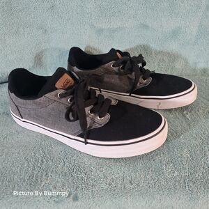 Vans Atwood Deluxe in black and grey. This low-top style is a popular Skate Shoe